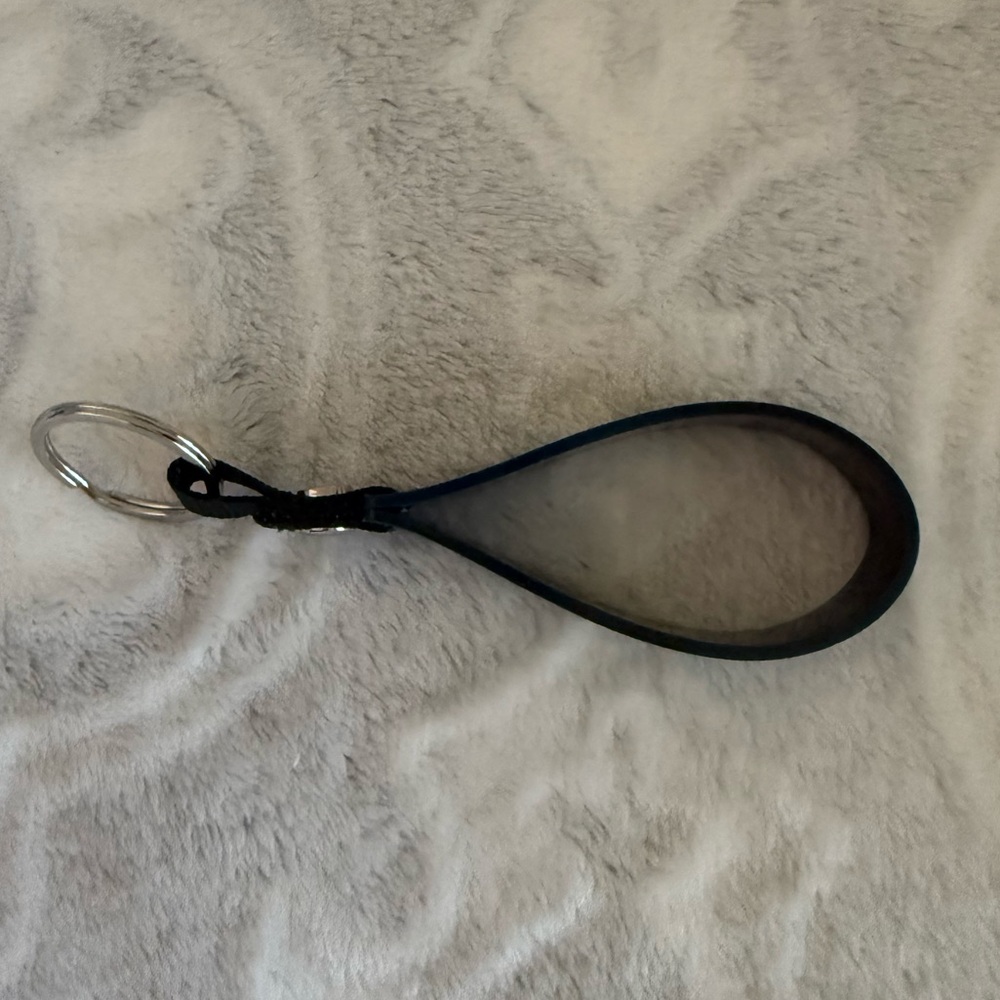Lululemon: Silicone Keychain with lululemon logo.
Color:Warp Teal,Mint, & silver - Picture 3 of 6